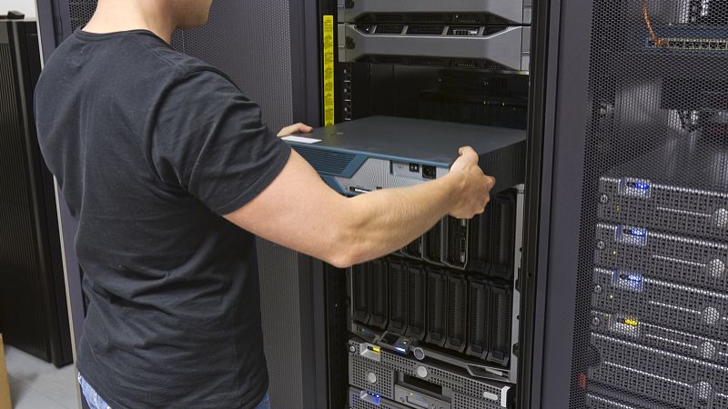為什么有市電時(shí)UPS輸出正常，無(wú)市電時(shí)蜂鳴器長(zhǎng)鳴無(wú)輸出？